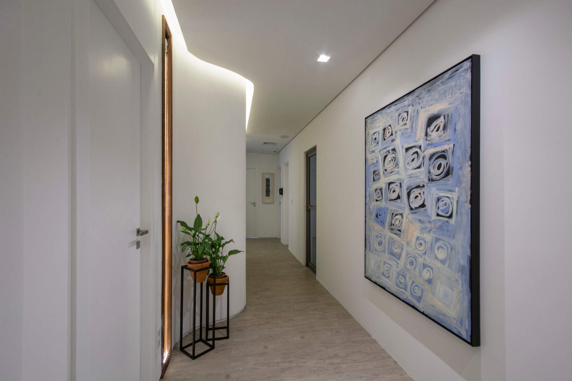 691-corredor-arte-erika-oleo-azul-grandeedit.jpg